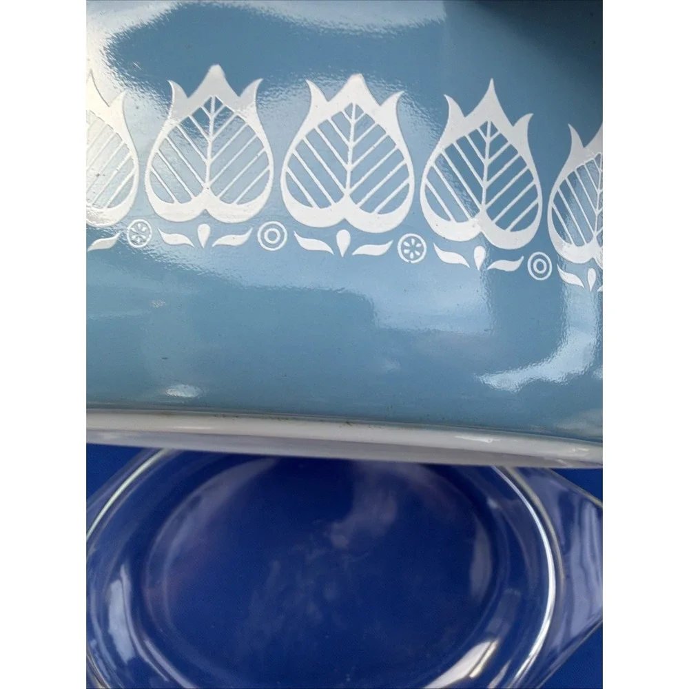 VTG Pyrex Blue Tulip 1.5 Qt Casserole Dish #043 With Cradle Handles